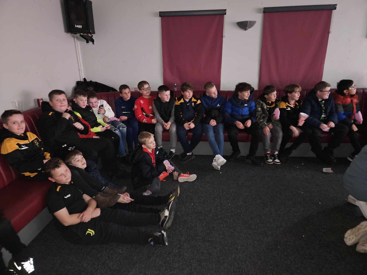 Our players and the rest of @thebunsrfc mini section really enjoyed @wizeproductions Jack & The Beanstalk Panto 🎄🥳💃🕺🎅 

Our U11s were the cool kids at the back but they still couldn't help but join in... fab show 👏 

#morethanarugbyclub #rugbycommunity #minirugby