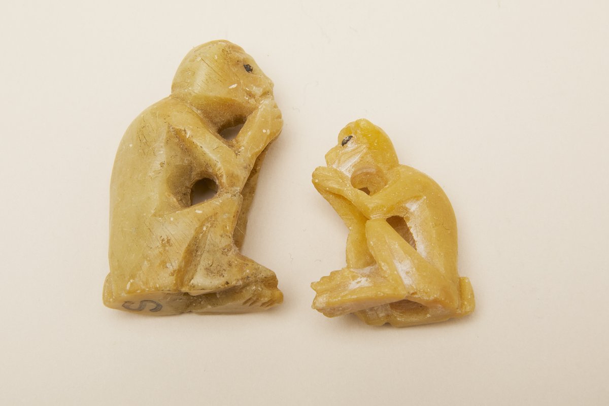 ScarbsCollect's tweet image. It's #WorldMonkeyDay 🐒🐒🐒
Here from the Clarke Charms Collection we have two soapstone 'Silent Monkeys' 🙊.
A popular good luck charm durning WW1, one of which was carried by a Scarborough soldier during the Great War.