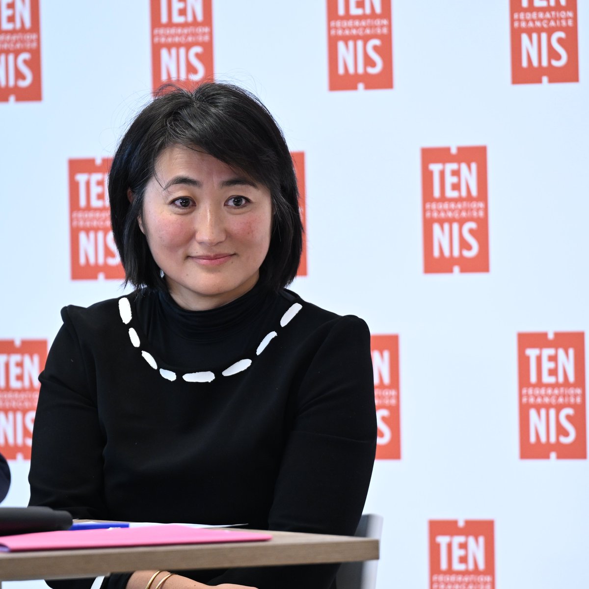 FFTennis's tweet photo. 🎙 @Caro_Flaissier, directrice générale de la @FFTennis

"Nous répondons à des enjeux nouveaux et devons solidifier notre modèle et continuer d’investir pour que le tennis français reste attractif. Nous y parvenons aussi grâce au développement de notre chiffre d’affaires à 406 millions d'euros, en hausse de 7%."