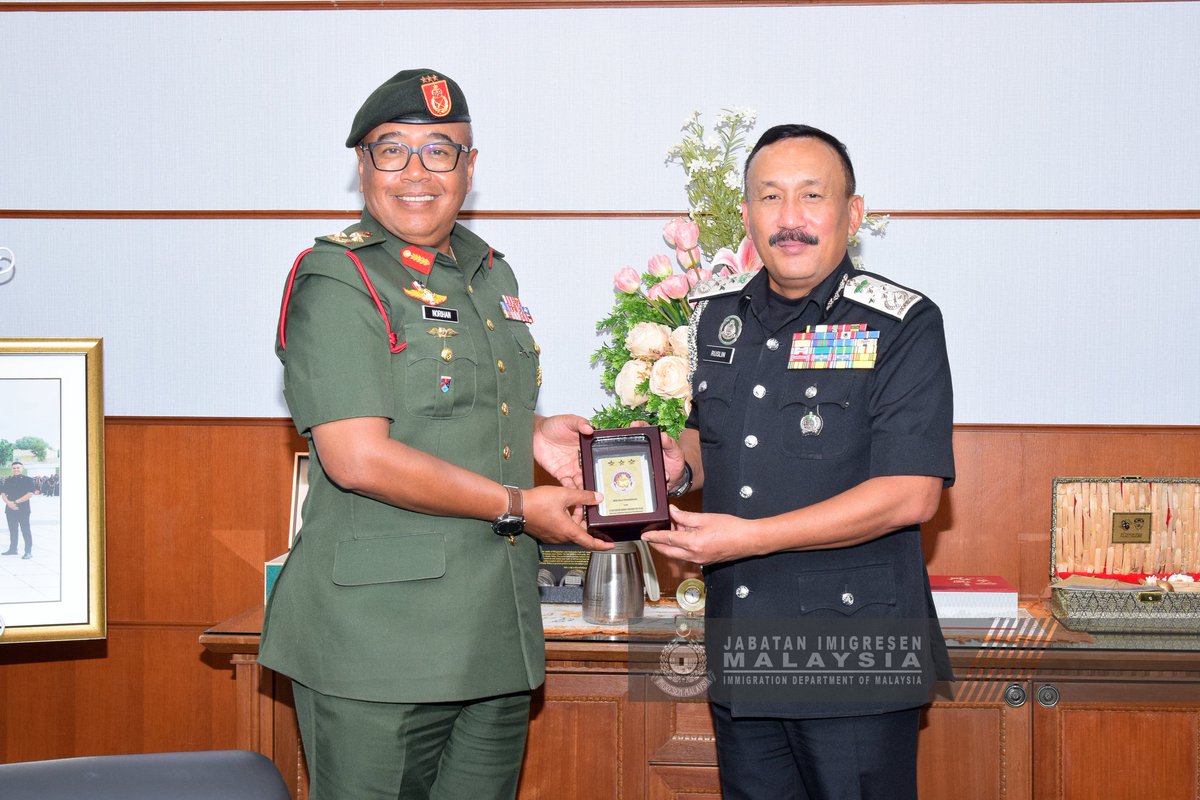 imigresenmy's tweet photo. PUTRAJAYA, 14 Disember 2023 - Dato' Ruslin bin Jusoh, Ketua Pengarah Imigresen Malaysia telah menerima kunjungan hormat daripada Leftenan Jeneral Datuk Ahmad Norihan bin Jalal, Ketua Pengarah Malaysian Defence Intelligence Organisation (MDIO). 

https://t.co/TVXeJAv9P8 https://t.co/0XXX2QeHJ0