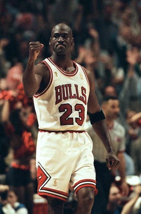 Marco_Exito's tweet photo. Michael JORDAN es el "atleta macho ALFA definitivo".

He leído más de 1258 PAGINAS de sus diversas biografías y he resumido su MENTALIDAD.

Aquí tienes 23 CITAS de Michael JORDAN para reforzar tu Mindset .

🧶 HILO 🏀👇🏼 https://t.co/IwtHSqLJuk