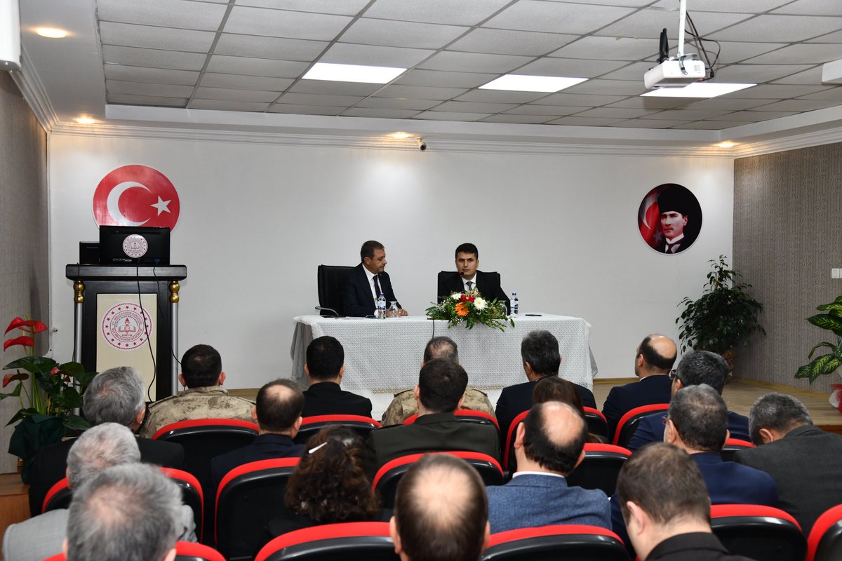 Vali <a href="/hasansildak/">Hasan ŞILDAK</a> başkanlığında kurum müdürlerinin katılımıyla gerçekleştirilen 
İlçe Değerlendirme Toplantısında Birecik’te kamu hizmetleri, yürütülen çalışmalar, yatırım ve ihtiyaçlar kapsamlı olarak değerlendirildi.