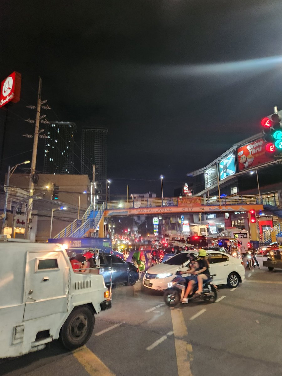 davmna's tweet photo. Parang madaming may Christmas Party ngayon hanggang weekend hahah https://t.co/pv53QXrZgh