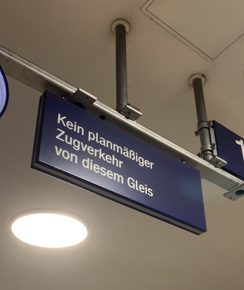Überflüssiges Schild, es gibt ja in ganz Deutschland kein Gleis mehr mit planmäßigem Zugverkehr.