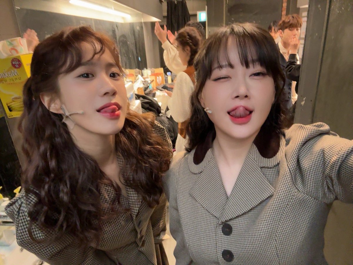 keumjo_1217's tweet photo. 모두 첫공 무사히 올리고
오늘 저희 프레스콜까지 했답니다! 😀😀😀
덕분에 찍을 수 있었던 세 쌍둥이 샷 https://t.co/54rniUmJH7