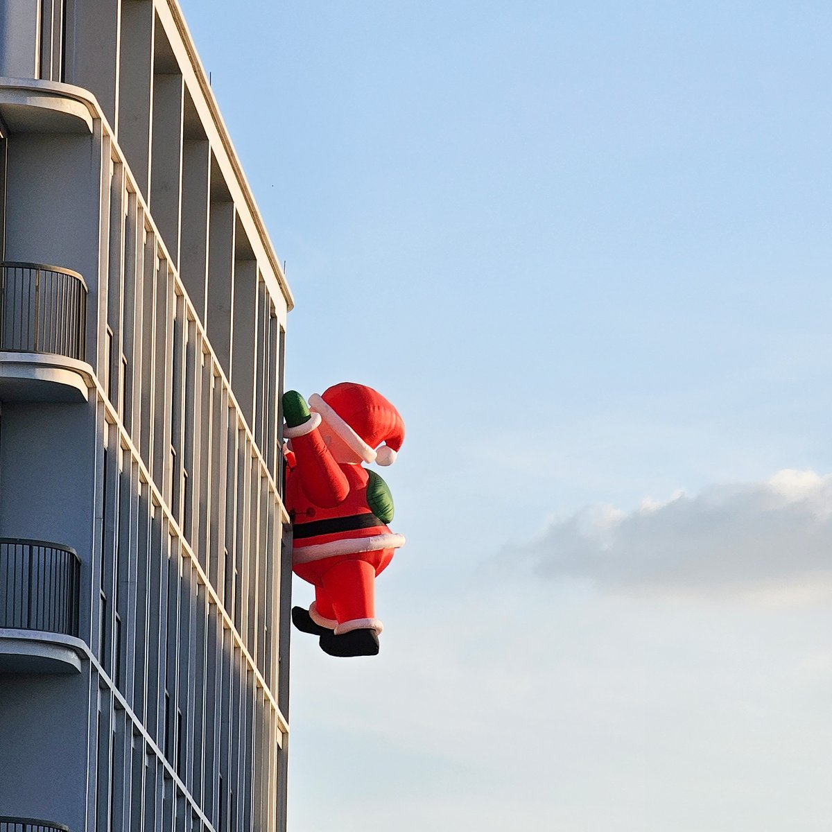 udtown_official's tweet photo. Santa Claus is Coming to Town ~
กรี้ดดดดด เจอเเล้วซานต้าที่จริงใจสุดน่ารัก ตัวใหญ่ม๊ากกกกก 
 ใครผ่านมาเห็นอย่าลืมเเชะรูปมาอวดกันได้นะ พิกัด : Hotel MOCO

#UDTOWN #Christmas #udonthani #มุมถ่ายรูป #CHRISTMASUDTOWN #HotelMOCO #โรงเเรมชื่อดัง  #CHRISTMASUDTOWN2023 #อุดรธานี https://t.co/8NBP55j6xO