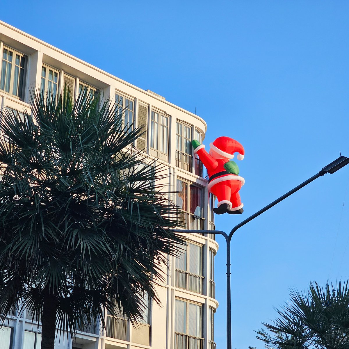 udtown_official's tweet photo. Santa Claus is Coming to Town ~
กรี้ดดดดด เจอเเล้วซานต้าที่จริงใจสุดน่ารัก ตัวใหญ่ม๊ากกกกก 
 ใครผ่านมาเห็นอย่าลืมเเชะรูปมาอวดกันได้นะ พิกัด : Hotel MOCO

#UDTOWN #Christmas #udonthani #มุมถ่ายรูป #CHRISTMASUDTOWN #HotelMOCO #โรงเเรมชื่อดัง  #CHRISTMASUDTOWN2023 #อุดรธานี https://t.co/8NBP55j6xO