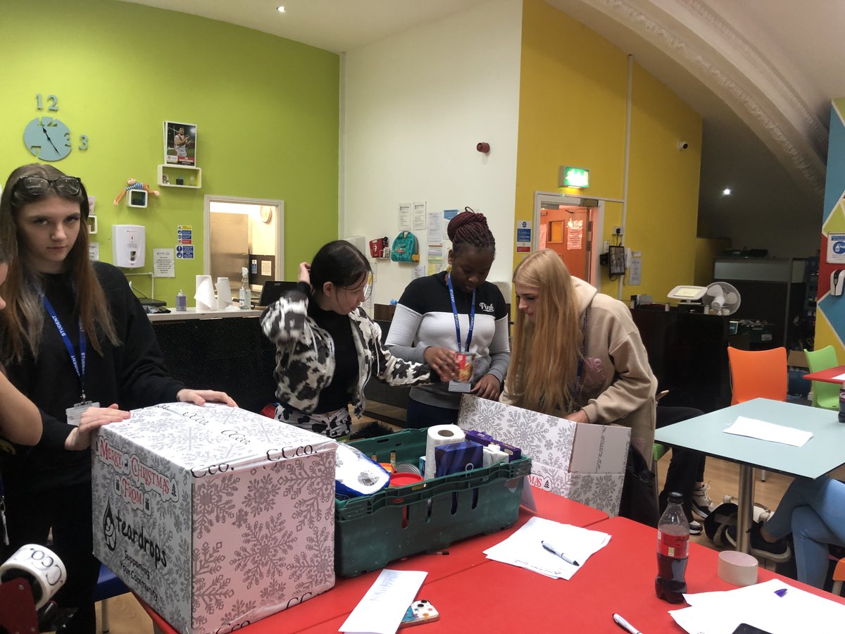 To give back to our community during the festive season, our Health & Social Care students and staff have been working with local homeless charity @TeardropsOrgUK ! 💙🎄 The students helped to pack over 150 Christmas hampers & collected and donated a range of clothing items. 🤗