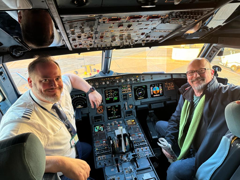 Enjoyed catching up with Captain Tom Griffin on the flight deck of his A320-232. Previously he flew Boeing 787 Dreamliner, so we discussed the differences between the automation philosophies of Boeing and Airbus as he has experience of both. #Automation #aviation #flightdeck