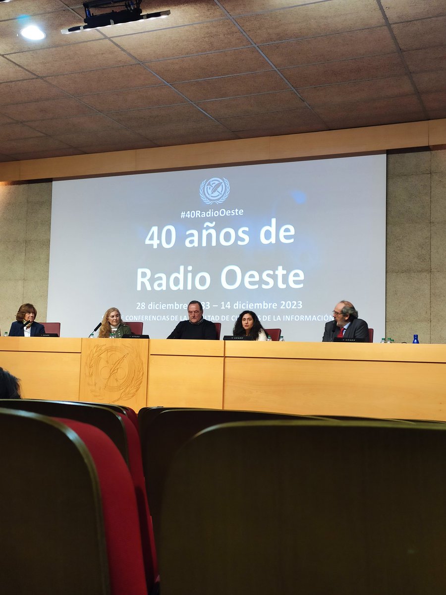 Loreto_fdlpG's tweet photo. Hoy tenemos la última clase de IPE en #4PeriodismoUCM asistimos a la conferencia #40RadioOeste organizada por @ArturoGomezQuij 📻 https://t.co/fho1oTVaTC