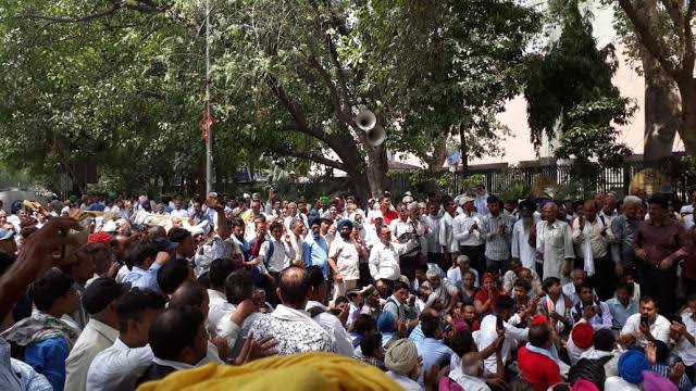 IAMPOSTMANN's tweet photo. देश चलता नहीं, मचलता है, 
मुद्दा हल नहीं होता सिर्फ उछलता है,
जंग मैदान पर नहीं, मीडिया पर जारी है 
आज तेरी तो कल मेरी बारी है।
#GDSindefiniteग्रामीण
#GDSStrike2023 #gdsstrike8hoursduty @AshwiniVaishnaw @narendramodi @mygovindia #IndiaPost #WeWantAnswers #Trending #Indian https://t.co/AHwyjGGrAl