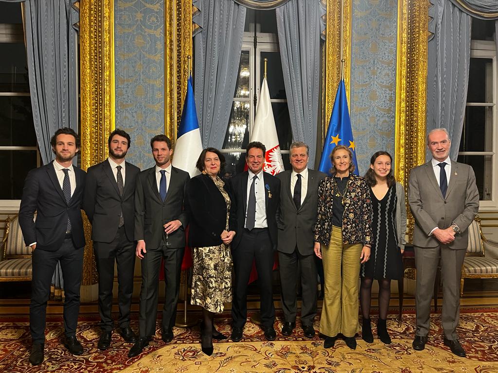 🎖️ Hier soir, l’Ambassadeur J. E. Rościszewski a décoré de la Croix d'Officier de l’Ordre du Mérite de la République de Pologne M. @GeoffroyRDB, Président d'honneur du @medef, pour ses mérites exceptionnels dans le développement de la coopération économique 🇫🇷🇵🇱.