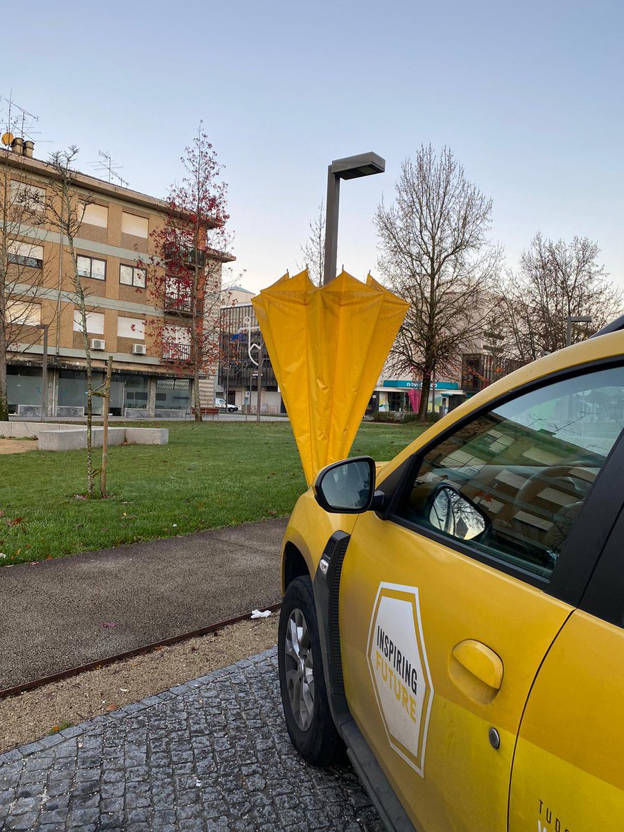 Já nos fizeram de tudo ao carro. Escrever no pó, levantar os para-brisas, roubar os espelhos… mas um guarda chuva amarelo metido no capô? Esta ganhou 😂