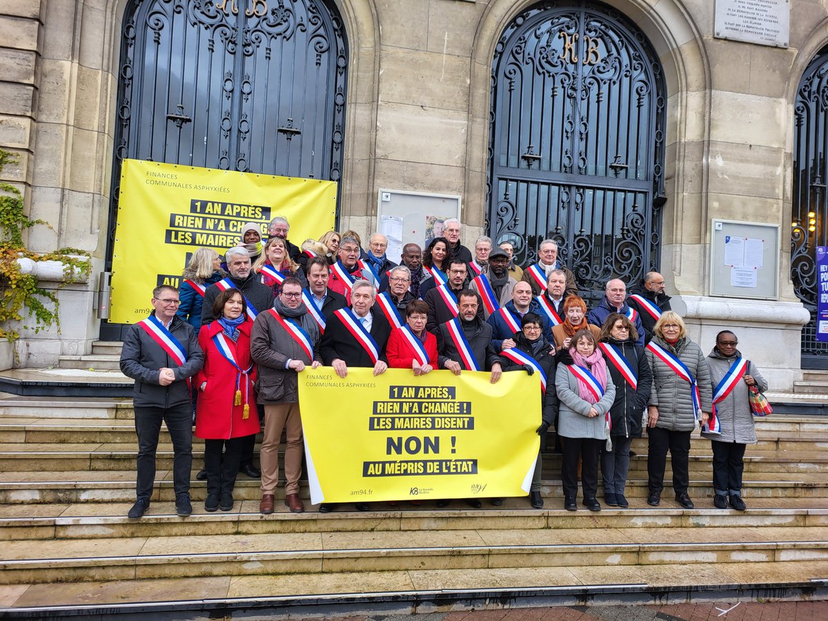 1 an après les Maires de l'<a href="/Assomaires94/">Assomaires94</a> se réunissent au Kremlin-Bicêtre pour redemander que l’Etat arrête de supprimer les moyens des villes. Les Maires  se mobilisent collectivement ce matin au @villeKB, <a href="/jluc_laurent/">Jean-Luc Laurent</a>