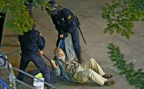 MDKporsiempre's tweet image. Diciembre del 2017. 
Ministra de seguridad: Bullrich
Gasearon y apalearon a jubilados que salieron a las calles contra la reforma previsional.
#MemoriaActiva para un 
#PuebloSinMemoria