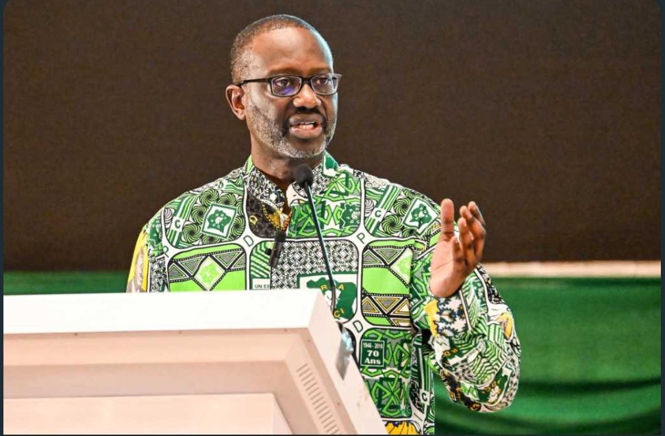 TidjaneThiam225's tweet photo. 🚨LES SYMBOLES et NOMBRES DANS LA QUÊTE DE TIDJANE THIAM 

📌Chez les #Baoulés, l'adage "#Kassien_ô_ta_ba" souligne le rôle de TIDJANE THIAM, 
#7ème_enfant des héritiers #Boigny, dans la prise en charge de tous les domaines. Le chiffre 7️⃣ est associé à la recherche de la connaissance et à la stabilité, est lié à TIDJANE THIAM. Sa rencontre avec les présidents Ouattara, Bédié, et Gbagbo, partageant le chiffre 9, peut être perçue comme un signe divin. 
(Je vous fais un rappel)👇

📍 Alassane Ouattara est né le 1er janvier 1942.Cela donne 1 + 1 + 1 + 9 + 4 + 2 = 9️⃣. 
📍 Henri Konan Bédié est né le 5 mai 1934. Cela donne 5 + 5+ 1 + 9 + 3 + 4 = 9️⃣. 
📍 Et enfin Tidjane Thiam est né le 29 juillet 1962. Cela donne 2 + 9 + 7 + 1 + 9 + 6 + 2 = 9️⃣.
◾Il a rencontré le président #LAURENT_GBAGBO le
mercredi 10 août 2022. Cela donne 10 + 8 + 2022 ou 1
+ 0 + 8 + 2 + 0 + 2 + 2 = 6 + 3 = 9️⃣. Mercredi étant le 3e

Les calculs numériques de leurs dates de naissance et de la rencontre avec Gbagbo révèlent des connexions avec le chiffre 9️⃣, suggérant un nouveau cycle pour Tidjane Thiam, peut-être lié à l'année 2025, marquée par le chiffre 9️⃣  
📍Quand on sait que 2025 ou 2 + 0 + 2 + 5 qui
donne 9️⃣ 

📌Môgô là, c'est pour lui 2025=9️⃣.
Voilà pourquoi ça tremble.
Je suis un avertisseur clair. 
#CIV225 🇨🇮

@Ahofoue @DrEmmou @pdcirdaofficiel @FirstMagLeVrai @MelEssisKouadio @Prom_Ivoire @PulseCoteIvoire @NCI_Television @lifetvci @RFIAfrique @RTIOfficiel @FarafinaW @RaissaKassire @Ralph_KOUAME @TIDJANETHIAM10 @dembadiopci
@McKinsey
@CreditSuisse 
@Mines_Paris