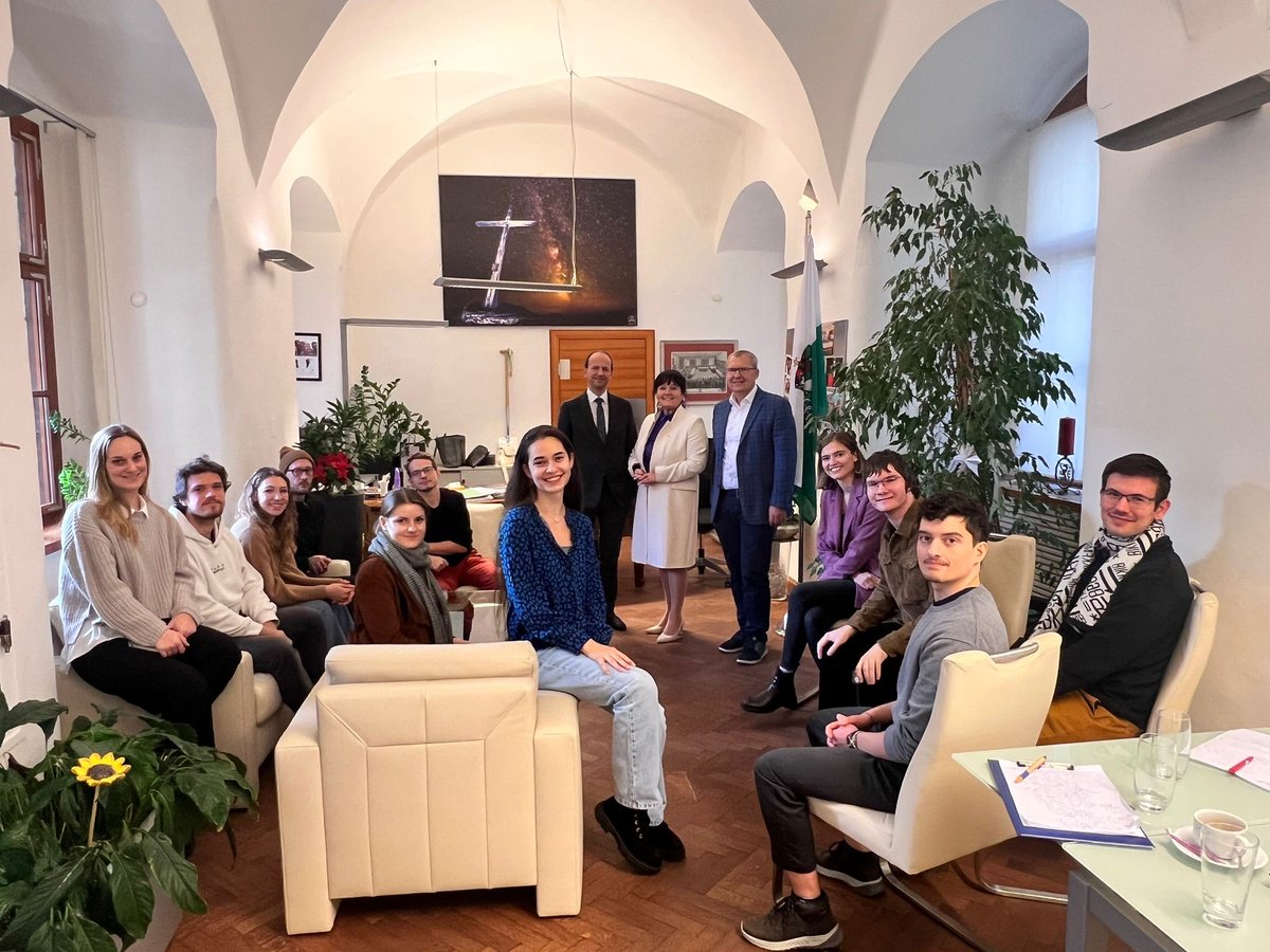 rewiunigraz's tweet photo. Im Rahmen des Seminars „Landespolitik ‚hautnah‘“ unter der Leitung von @PoierKlaus und @JDumpelnik konnten die Teilnehmer:innen bei einem Besuch im steirischen #Landtag sowie bei einem Gespräch mit LT-Präs. Manuela Khom einen Einblick in die steirische #Politik gewinnen. https://t.co/rzEvzeIy8n