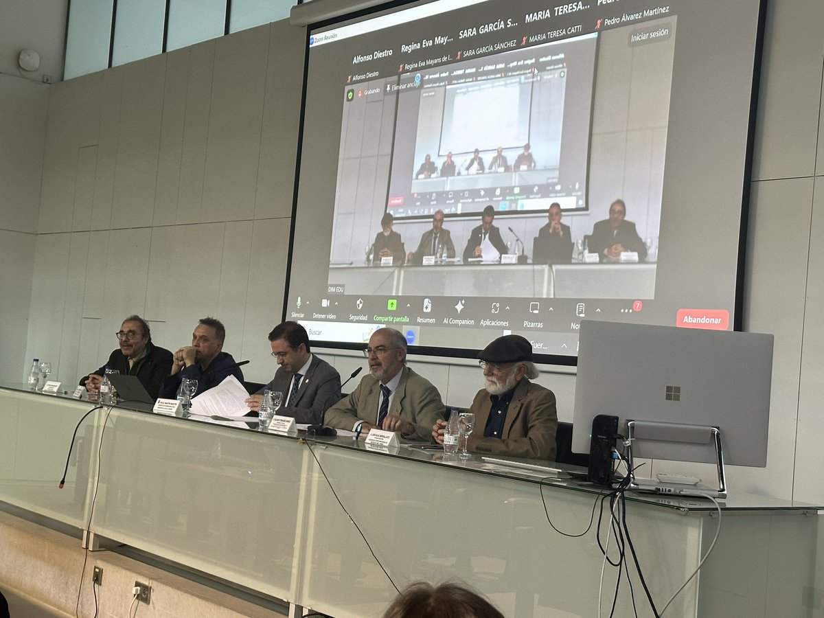 juliaTICEUCLM's tweet photo. Ayer tuvimos la suerte de colaborar representando al alumnado de la mención #TICE en el Encuentro de Centros Innovadores de la Facultad de Educación de Toledo. 
Fue una suerte poder escuchar la visión de personas tan relevantes dentro del mundo de la educación 👏🏼👩🏻‍🏫
#TICEUCLM https://t.co/C4HJrszeFV