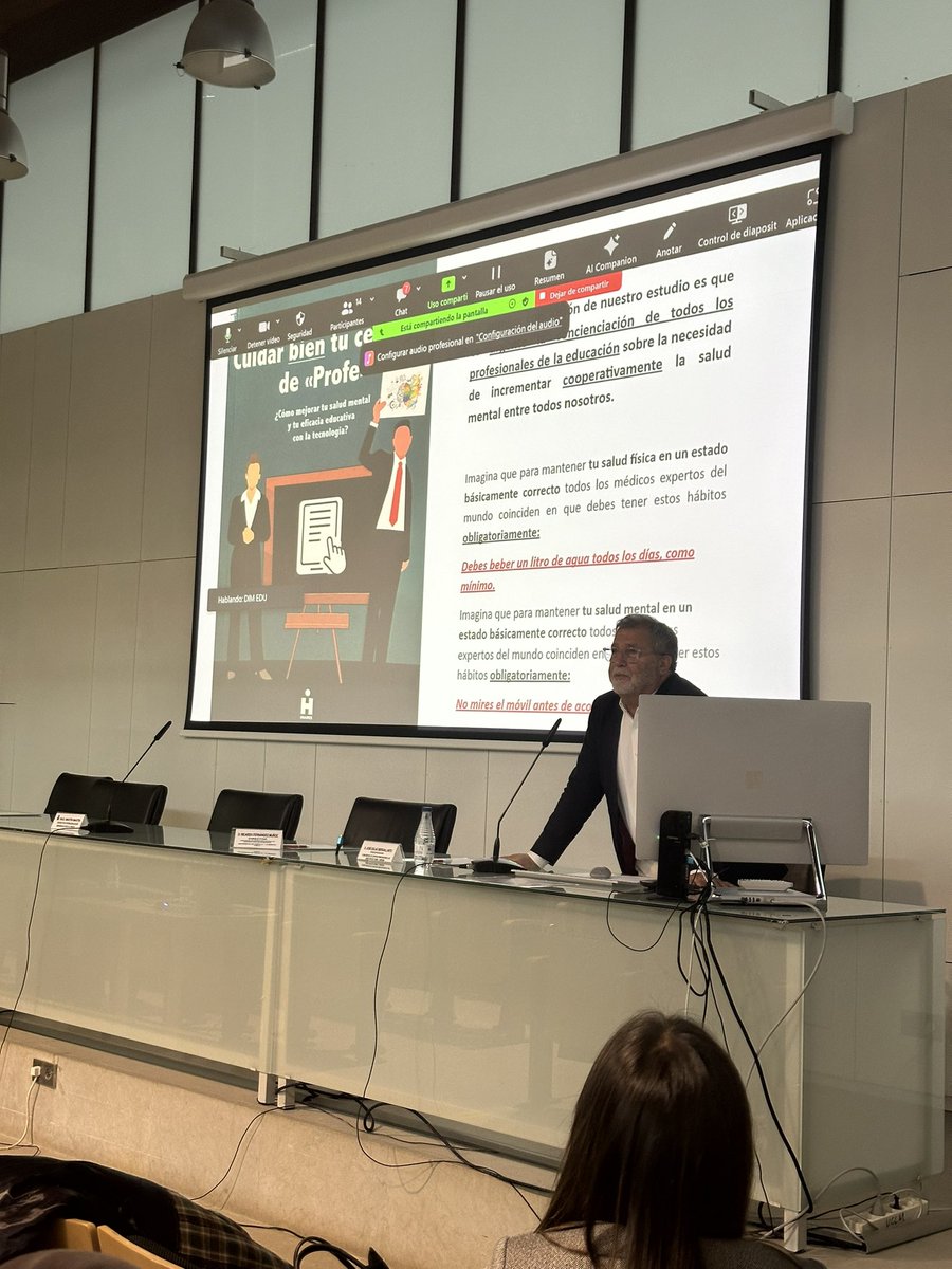 juliaTICEUCLM's tweet photo. Ayer tuvimos la suerte de colaborar representando al alumnado de la mención #TICE en el Encuentro de Centros Innovadores de la Facultad de Educación de Toledo. 
Fue una suerte poder escuchar la visión de personas tan relevantes dentro del mundo de la educación 👏🏼👩🏻‍🏫
#TICEUCLM https://t.co/C4HJrszeFV