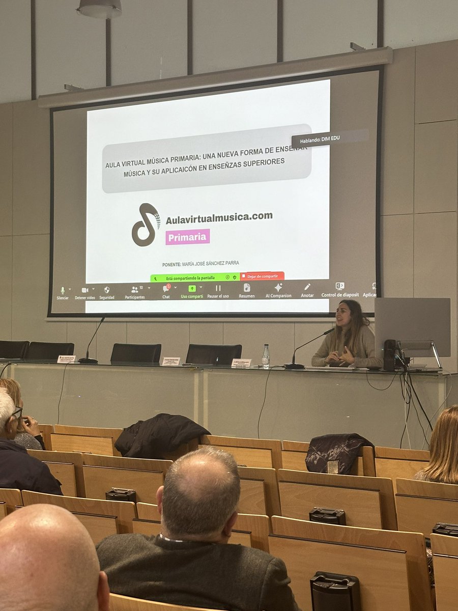 juliaTICEUCLM's tweet photo. Ayer tuvimos la suerte de colaborar representando al alumnado de la mención #TICE en el Encuentro de Centros Innovadores de la Facultad de Educación de Toledo. 
Fue una suerte poder escuchar la visión de personas tan relevantes dentro del mundo de la educación 👏🏼👩🏻‍🏫
#TICEUCLM https://t.co/C4HJrszeFV