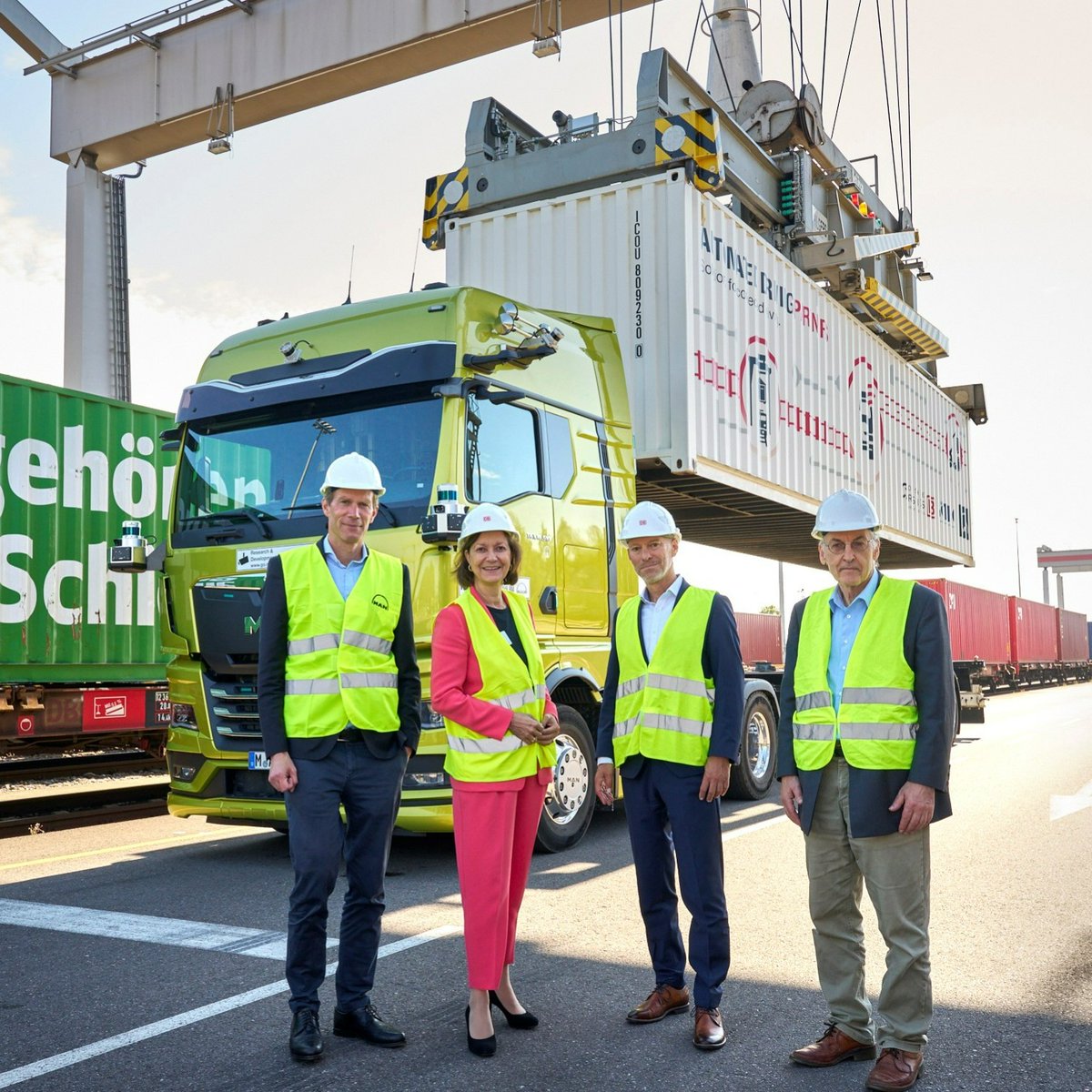 Un 40% más rentables. Es el dato que nos dejan 3️⃣ años de trabajo en el proyecto ANITA con camiones autónomos para traslado de contenedores de la carretera al ferrocarril. Más info: fcld.ly/dd1bjoi

#MANTruckAndBus #ANITA #conducciónautónoma #camiónautónomo #ANITA