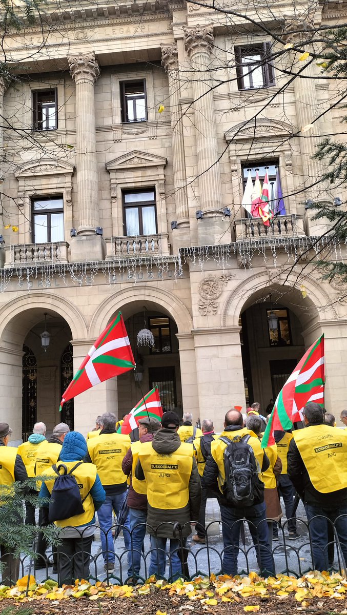 asufin_'s tweet photo. Concentración de los afectados por #GEROA ante la sede del Gobierno Vasco en Donostia

 En @asufin_ defendemos a más de 1.000 familias agraviadas por #Geroa https://t.co/CxQgZERqSo