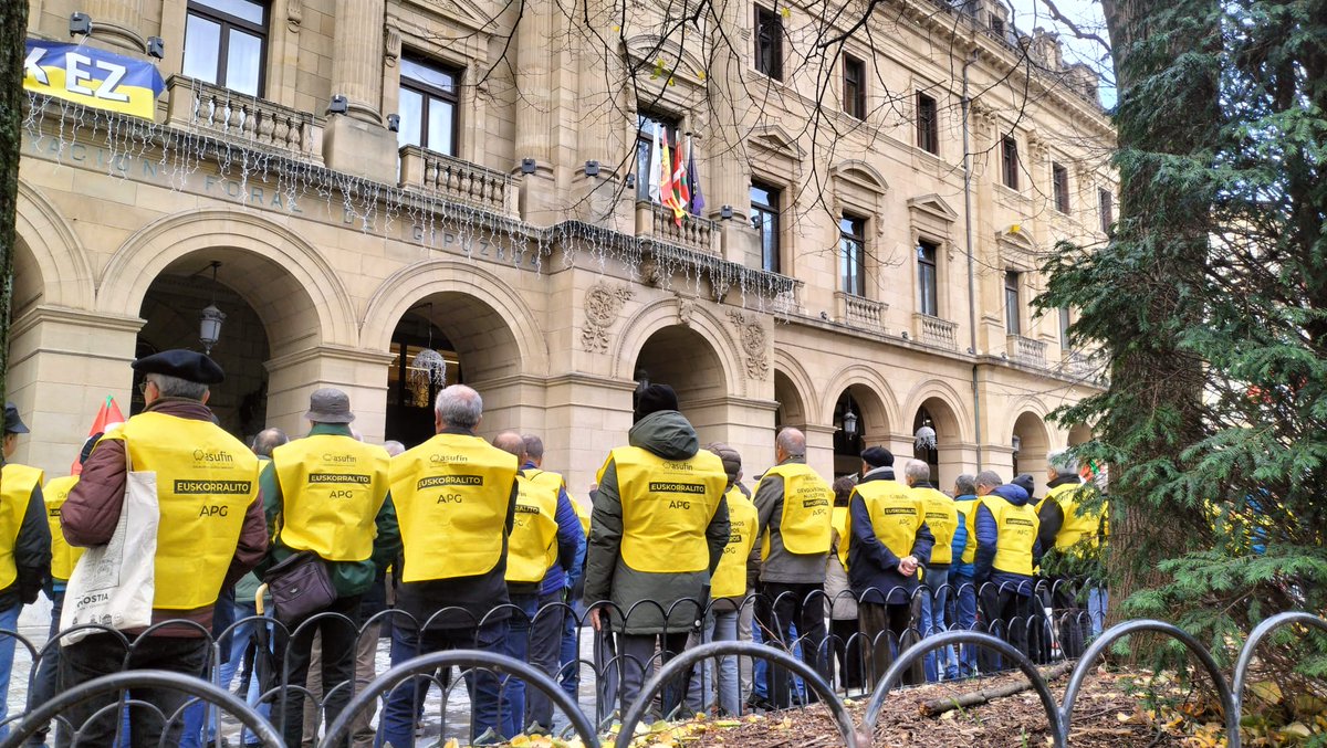 asufin_'s tweet photo. Concentración de los afectados por #GEROA ante la sede del Gobierno Vasco en Donostia

 En @asufin_ defendemos a más de 1.000 familias agraviadas por #Geroa https://t.co/CxQgZERqSo