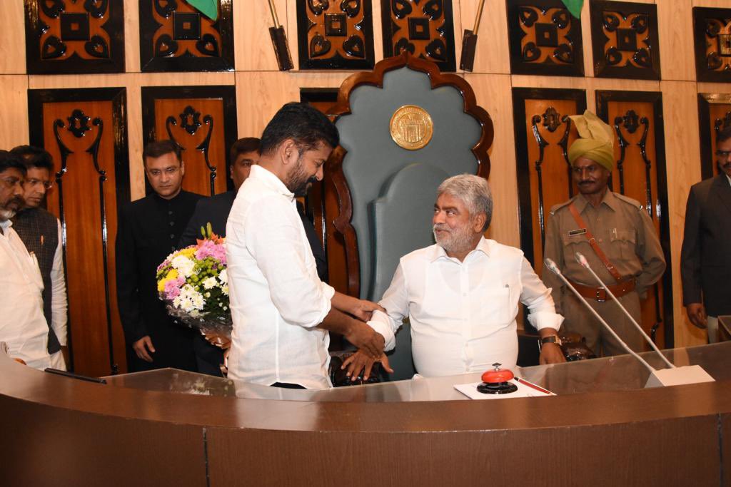 INCTelangana's tweet photo. అట్టడుగు స్థాయ��� నుండి శాసన వ్యవస్థలో శాసన సభాపతిగా ఏకగ్రీవంగా ఎన్నికైన శ్రీ గడ్డం ప్రసాద్ కుమార్ గారికి అభినందనలు తెలియజేసిన ముఖ్యమంత్రి శ్రీ @revanth_anumula గారు. https://t.co/IiDWTAfVIA