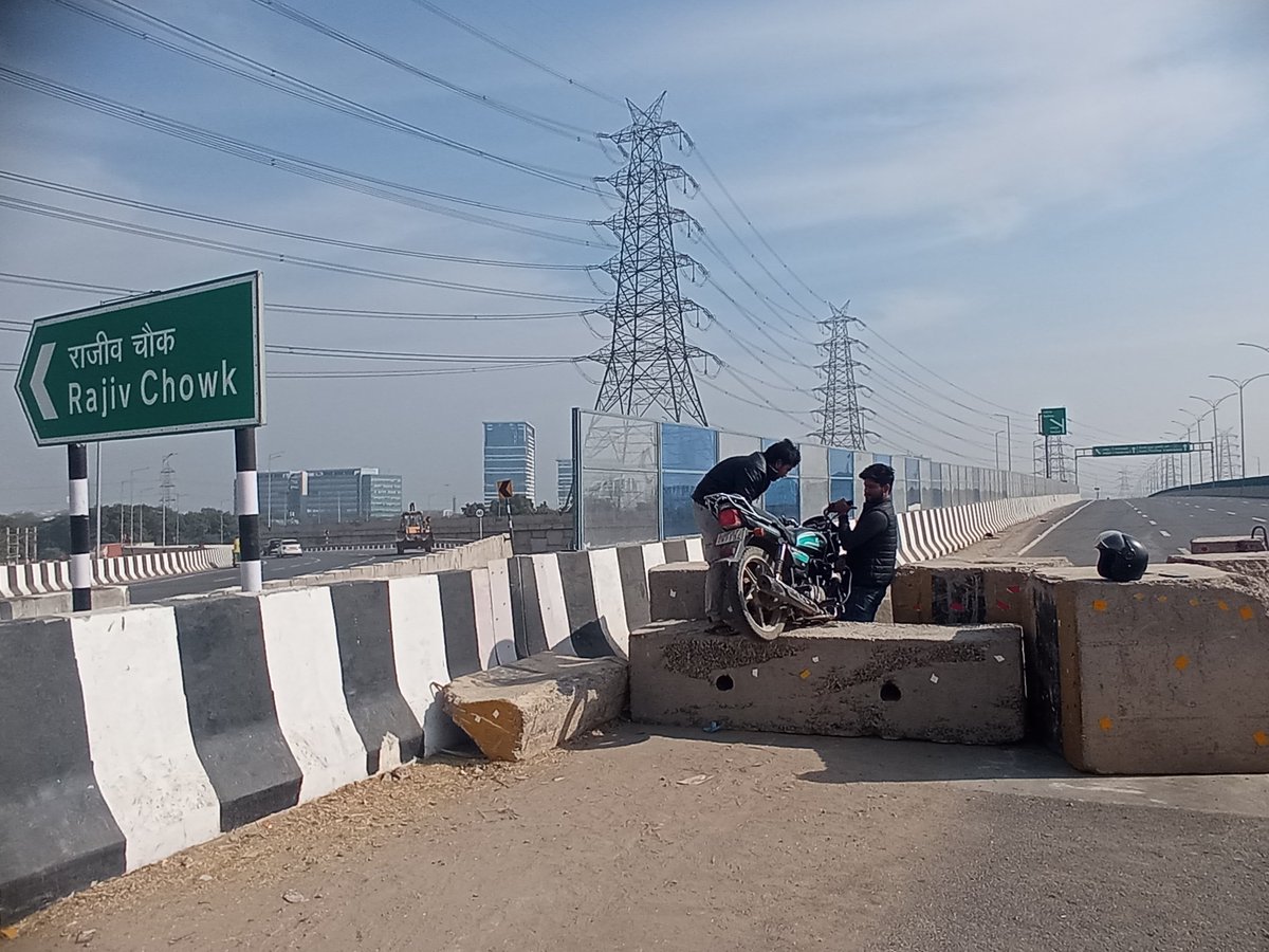 YasheshYadav's tweet photo. प्रशासन से आग्रह है इसे खोला जाये और #NewGurgaon वासियो को राहत दी जाये🙏
लोग दुखी हो के ट्रैफिक नियमो का उलंघन कर रहे है, अगर इसे बंद किया गया है तो कम से कम ट्रैफिक पुलिस की ड्यूटी यहाँ लगानी चाहिये और रिफलैक्टर और Signage अच्छे से लगाने चाहिए ताकि किसी भी दुर्घटना से बचाव हो सके।
@DC_Gurugram @TrafficGGM
@gurgaonpolice @cmohry
सादर आभार
@SunilYadavRao जी जनहित की समस्या को उठाने के लिये🙏