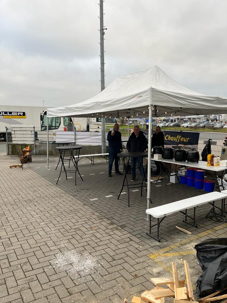 mullerffl's tweet image. Dag van de chauffeur | Vandaag staan wij de hele dag klaar om onze chauffeurs in het zonnetje te zetten. Op al onze vestigingen staan verschillende collega's klaar om de chauffeurs te voorzien van een lekkere hap! Chauffeurs, bedankt voor jullie inzet!
#dagvandechauffeur 🚚