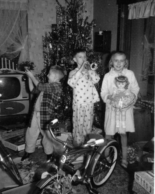 gggirl924's tweet photo. What I wouldn’t give for one more Christmas like this. We didn’t have a care in the world. We had no idea what life had in store for us. The good news is. We’ve made it so far. Hang in there. We got this https://t.co/Z2Kq96odxQ