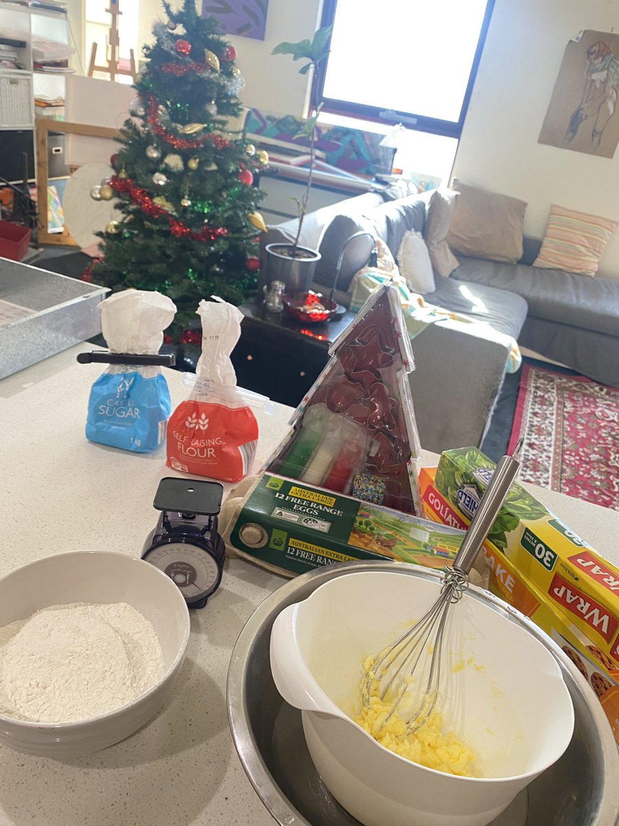kurutter401's tweet photo. クリスマスクッキー作り🎄
アパートメントのオーナーが手配してくれてやっと家のエアコン直って私の部屋のエアコンも無事直って、なんとか夏を乗り切れそう！今週34℃になった日くたばるかと思った🌞 https://t.co/tShKasUhgG