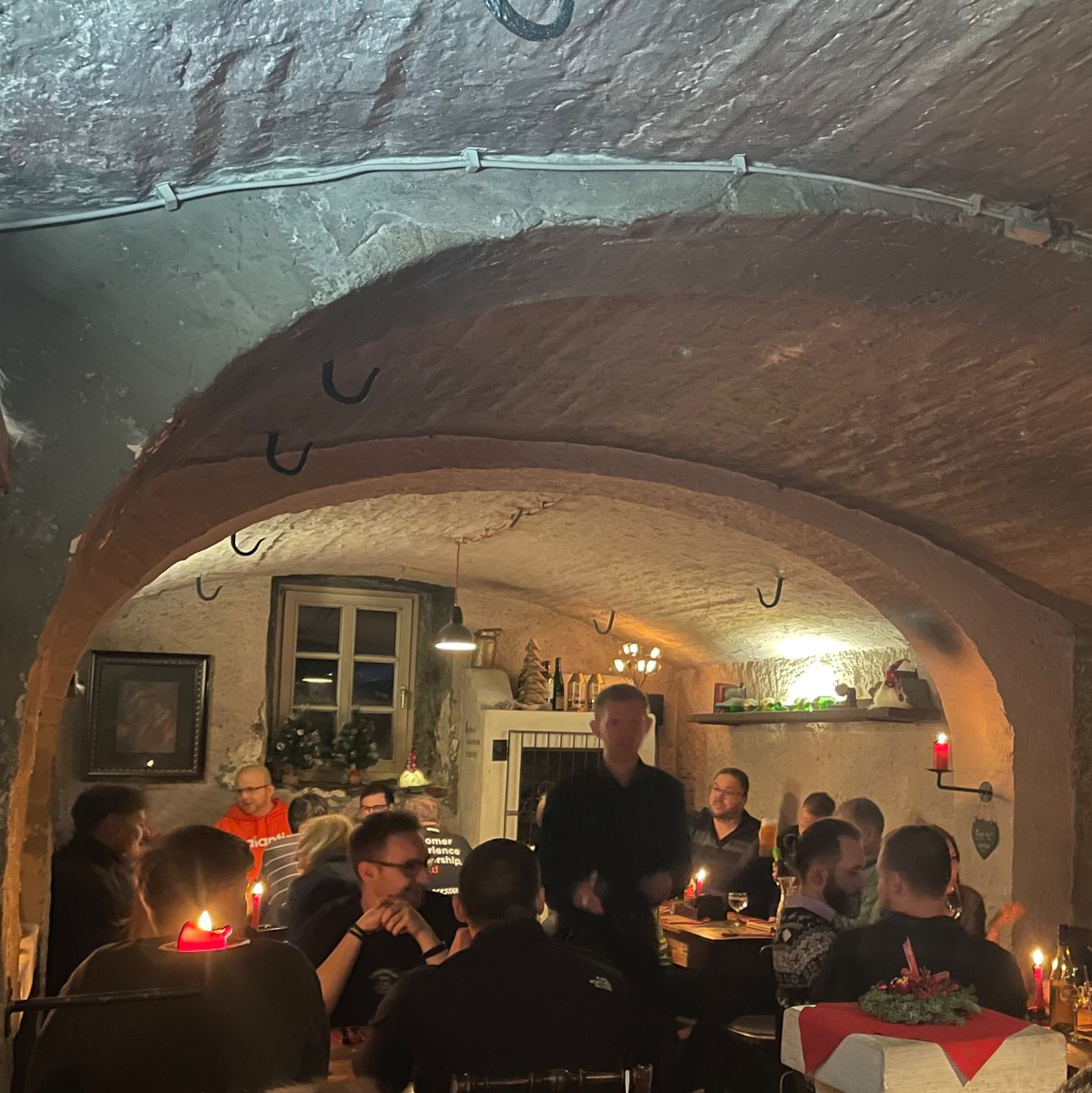 🎄🍷Valantic Office in Siegen - tolle Weihnachtsfeier! Im Löhrsss gab's leckeren Flammkuchen und erlesene Weine. Nachtwächter-Wanderung durch festlich beleuchtete Straßen mit Kollegen in historischen Rollen!

#Siegen #pim #mdm #cxisourpassion #cxpower #valantic #valanticworld