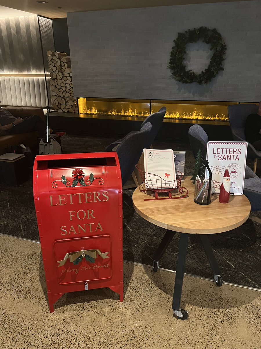 Happy Holidays from the @united club in @DENAirport If you’re passing through be sure to write your letter to Santa! @jwartner8 @raeindenver @KevinMortimer29 @mileageplusmike