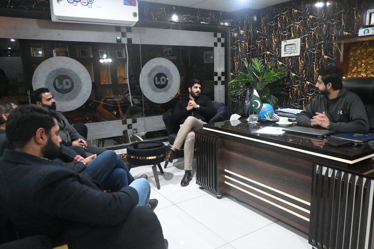 rajakhayyam8055's tweet image. "Briefing the sales team on new strategies."

#rajakhayyam #AlWaris #Alwarisgoc #alwarisgroupofcompanies #MEETING #Leader #company #success #BahriaTown #Rawalpindi #teamwork #realestate #properties #realtors