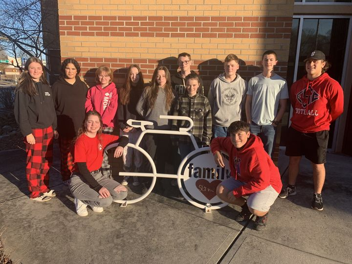eastsurryhs's tweet photo. ESHS CFLA completed their “Do Good December”  project today by delivering donations of personal hygiene supplies, blankets, toys, and socks to the Family Services center in Winston-Salem.  They are learning what it means to be Servant Leaders in their community!! https://t.co/377AnJ0QcE