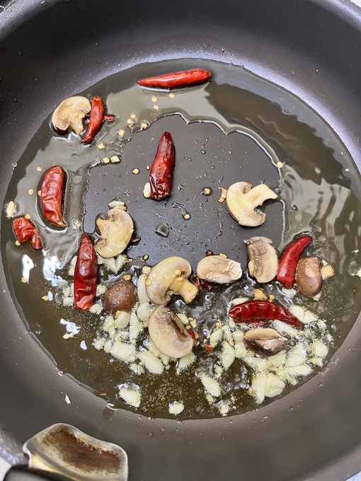 パスタ作ろうとしたらファンブッて鷹の爪を大量に落下させてしまった。

油まみれなので食後に回収して使います…。 