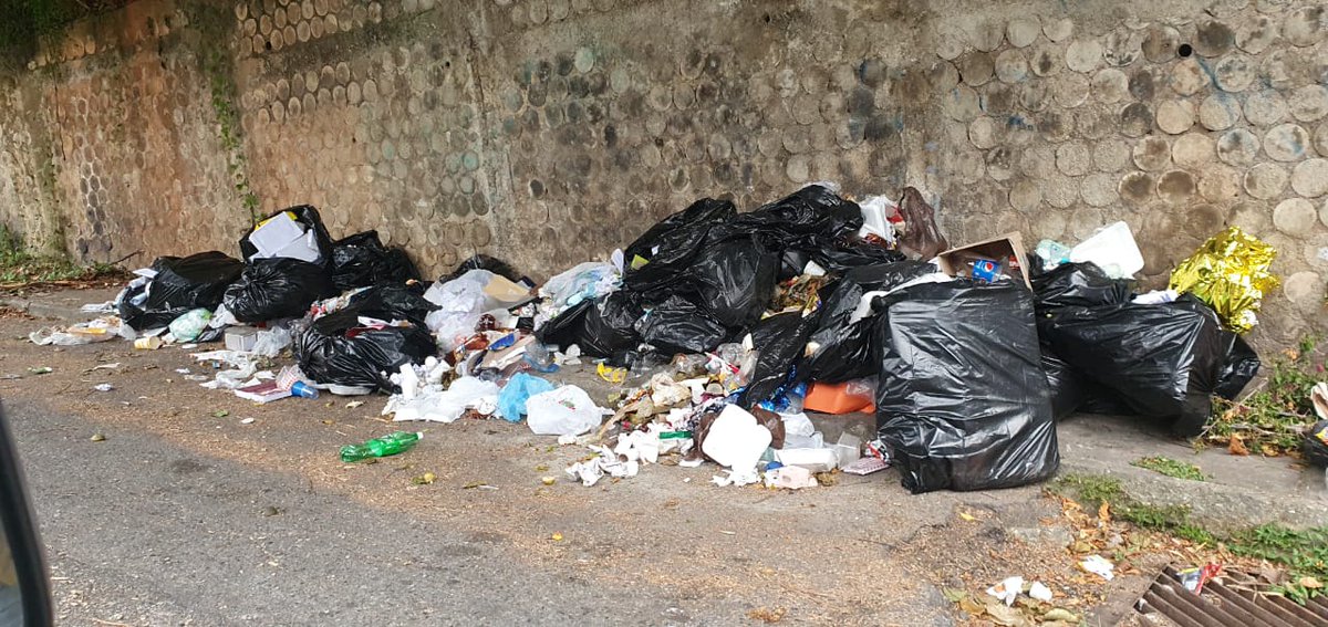AndresPinate's tweet photo. @imapsas Las calles del MarquésSureste están atestadas de basura, urgente el servicio de recolección. https://t.co/K7fg1PzsMC