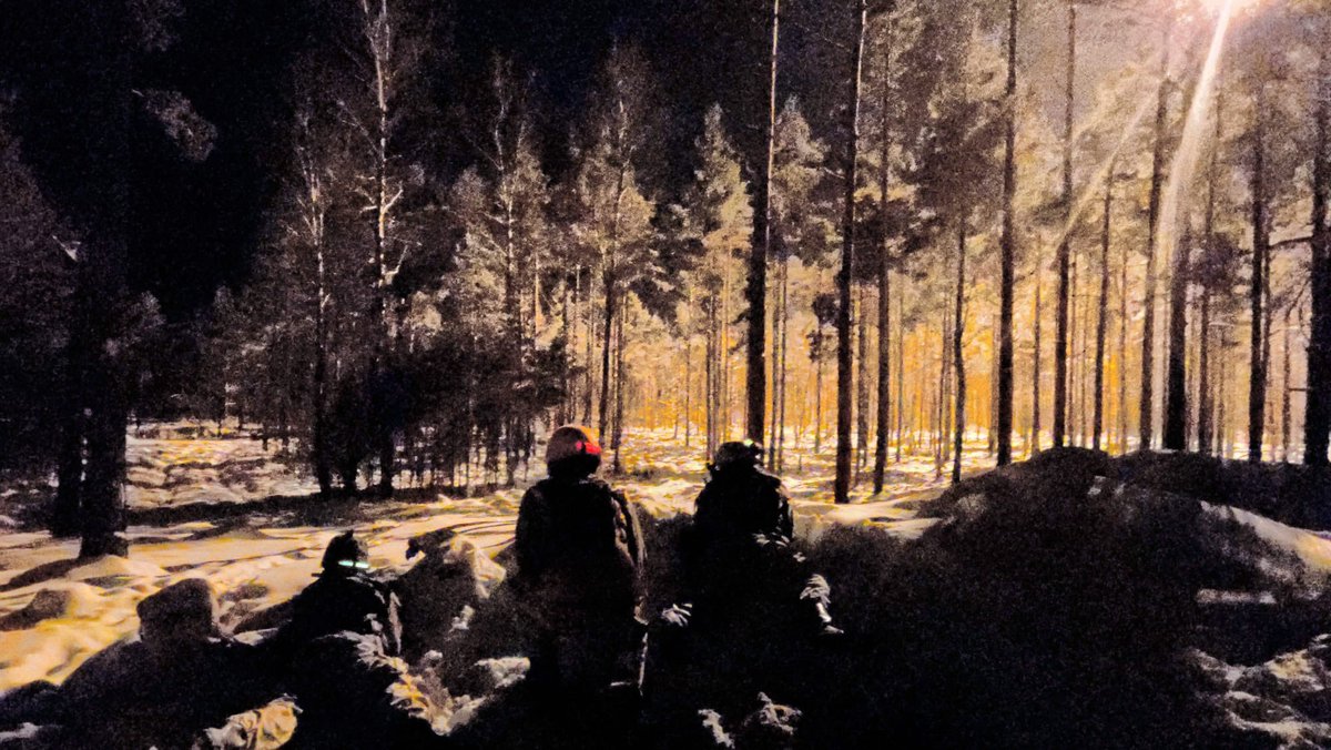 merisotakoulu's tweet photo. Ampumaharjoitus yhdistää erilaiset joukot harjoittelemaan yhdessä talvisissa olosuhteissa! Kadetit suorittavat ammunnanjohtajan oikeuksia, reserviupseerikurssin varusmiehet toimivat koulutettavana joukkona ja reserviläiset vahvistavat kouluttajan taitojaan. 
#AH #merivoimat https://t.co/XhKyxy0tNL
