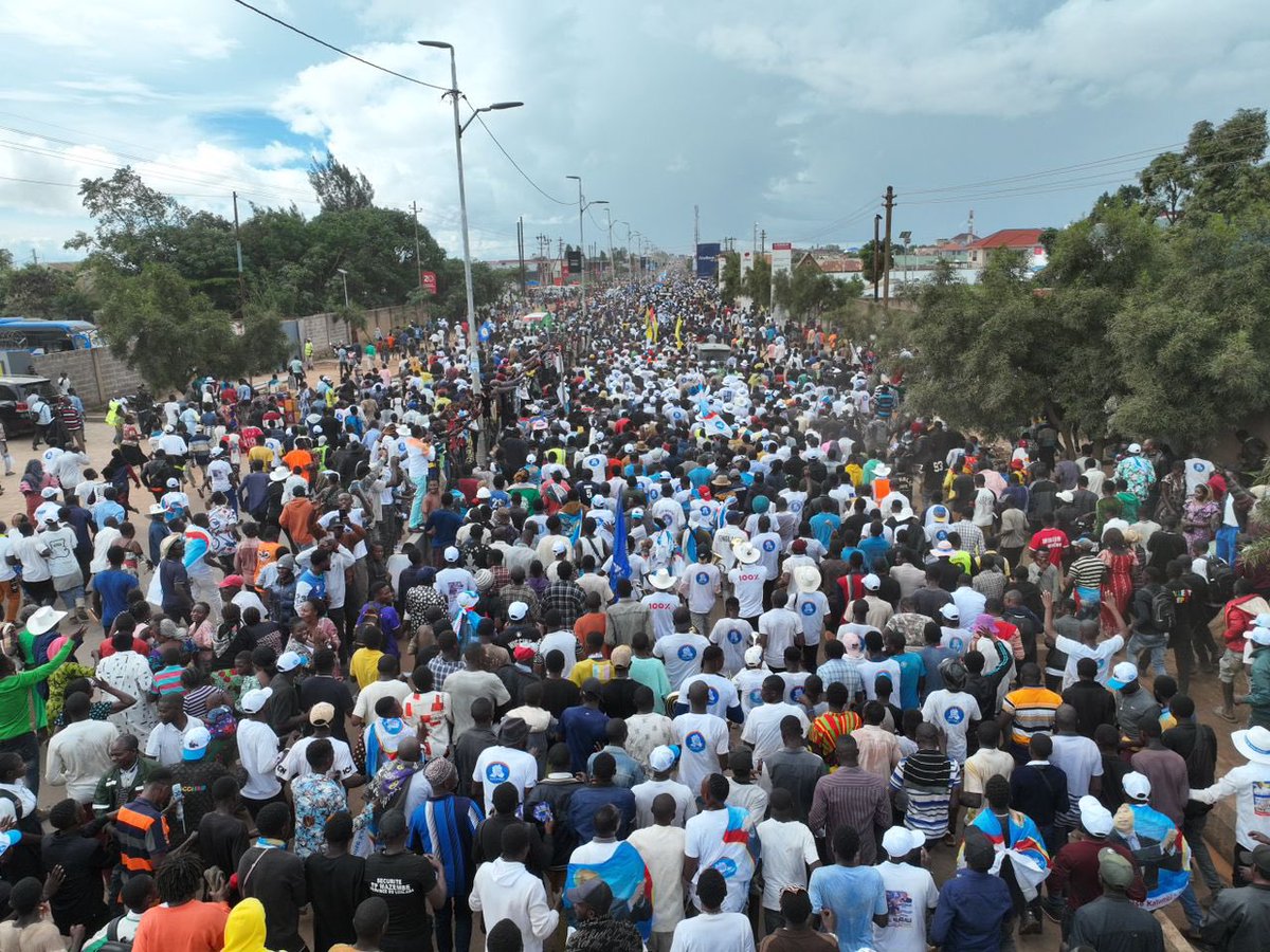PatrickLokala_'s tweet photo. Le candidat président Nº3 @moise_katumbi vient d’arriver à Kolwezi dans la province du Lualaba. Pour l’instant, il fait les pieds accompagné d’une foule immense vers le lieu du Meeting. https://t.co/kQJNi83CeD