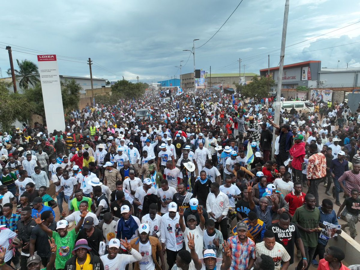 PatrickLokala_'s tweet photo. Le candidat président Nº3 @moise_katumbi vient d’arriver à Kolwezi dans la province du Lualaba. Pour l’instant, il fait les pieds accompagné d’une foule immense vers le lieu du Meeting. https://t.co/kQJNi83CeD