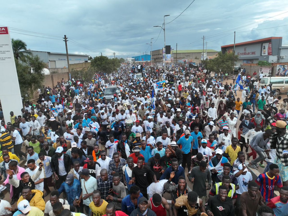 PatrickLokala_'s tweet photo. Le candidat président Nº3 @moise_katumbi vient d’arriver à Kolwezi dans la province du Lualaba. Pour l’instant, il fait les pieds accompagné d’une foule immense vers le lieu du Meeting. https://t.co/kQJNi83CeD