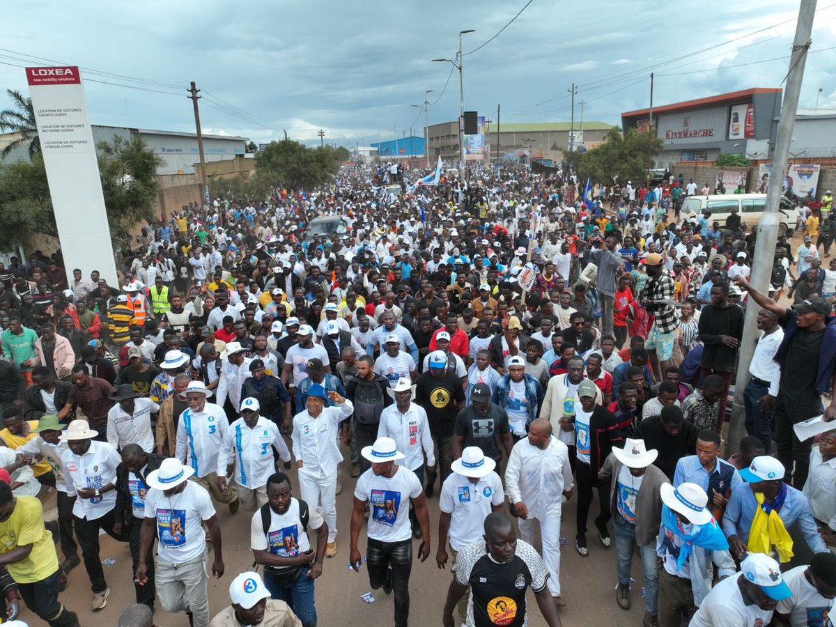 PatrickLokala_'s tweet photo. Le candidat président Nº3 @moise_katumbi vient d’arriver à Kolwezi dans la province du Lualaba. Pour l’instant, il fait les pieds accompagné d’une foule immense vers le lieu du Meeting. https://t.co/kQJNi83CeD