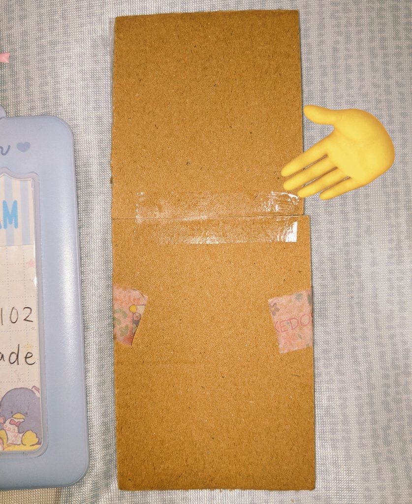 hn10031102trade's tweet photo. 注意喚起とまでは行きませんが…

先日、当方とお取引したお相手様による梱包方法に、当方はとても不安を抱きました。

ブックマーク（紙類）の梱包で両面段ボール固定が、段ボールの長さが不足していたのか、まさかの段ボール2枚をセロハンテープで貼り付けてご郵送されて来ました

（ツリーに続く） https://t.co/A4Lh6rj142