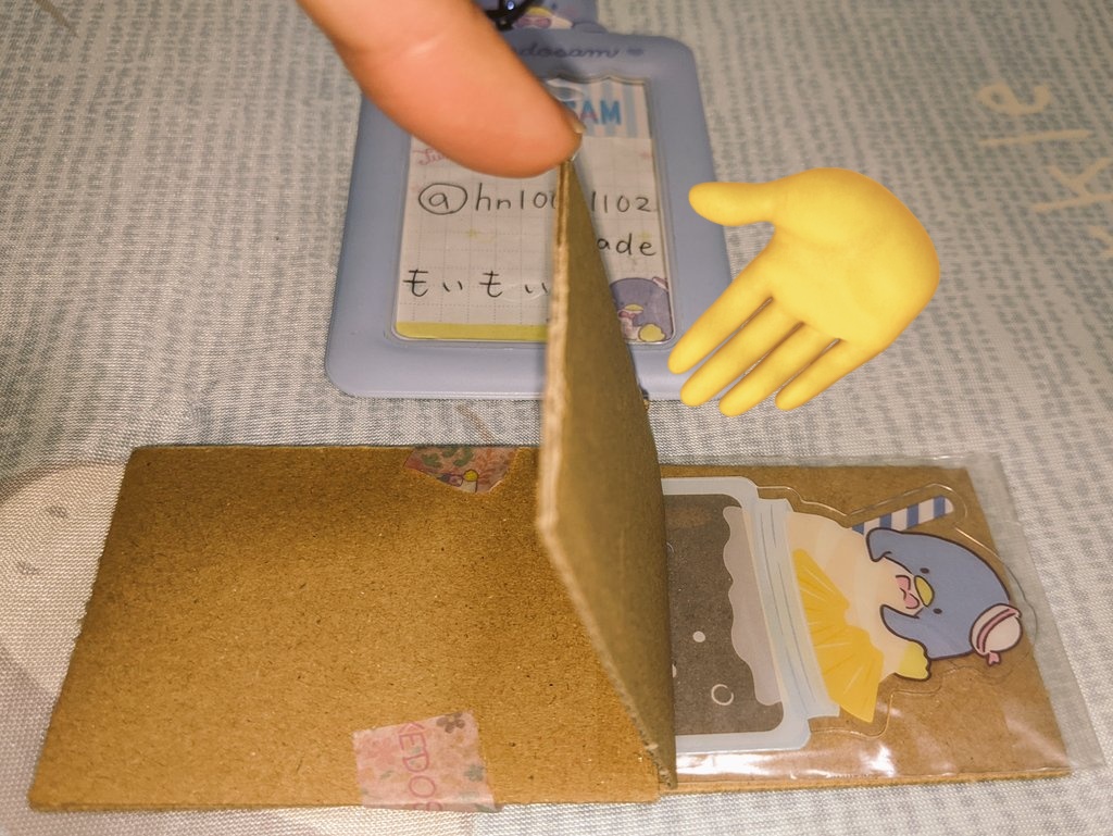 hn10031102trade's tweet photo. 注意喚起とまでは行きませんが…

先日、当方とお取引したお相手様による梱包方法に、当方はとても不安を抱きました。

ブックマーク（紙類）の梱包で両面段ボール固定が、段ボールの長さが不足していたのか、まさかの段ボール2枚をセロハンテープで貼り付けてご郵送されて来ました

（ツリーに続く） https://t.co/A4Lh6rj142