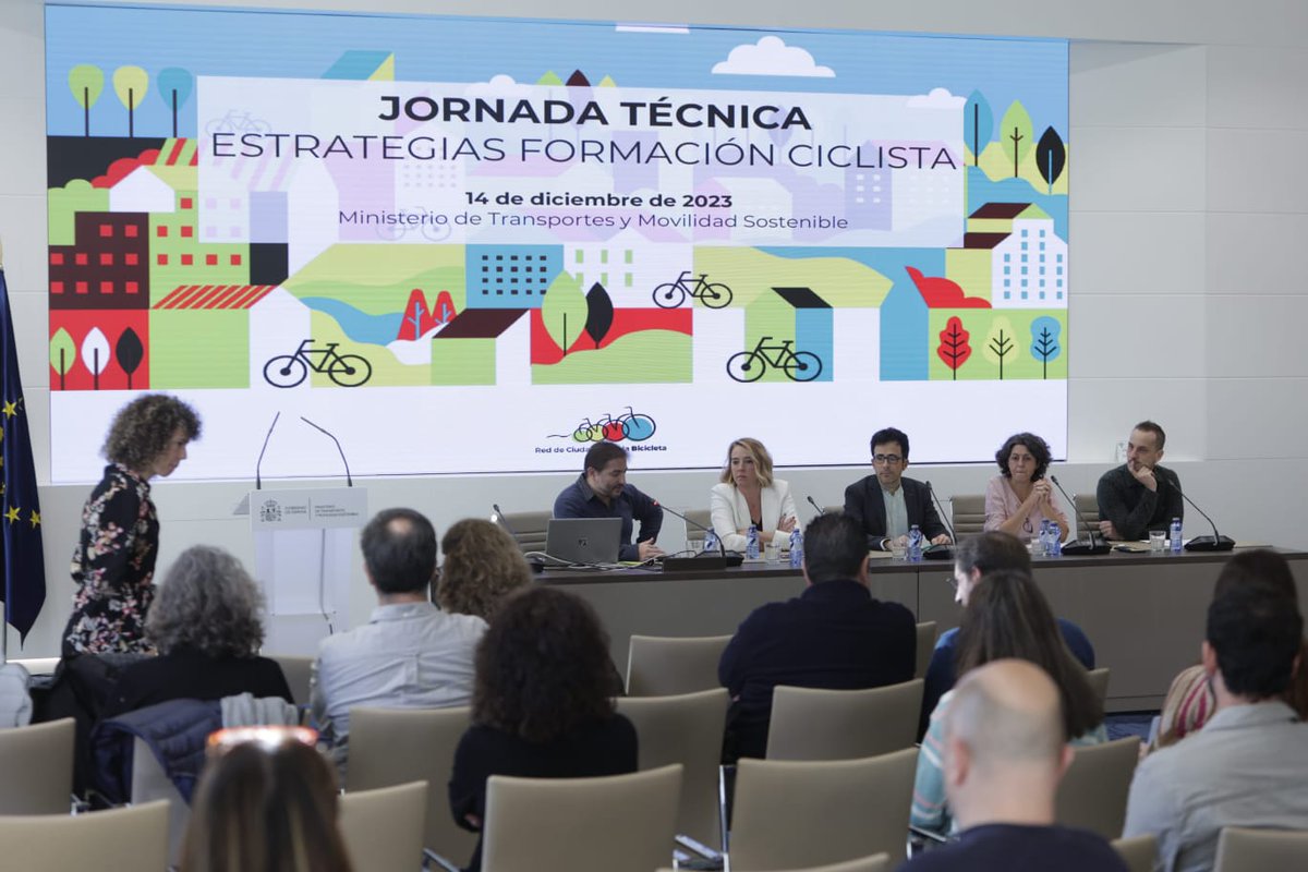 RedCiudadesBici's tweet photo. 1a mesa redonda: se comparten elementos de estandarización de la formación ciclista, destacan: metodología #1bici+, coordinación ecosistema y puntos comunes.

Participan Maria José Aparicio (@DGTes ), Toño Pérez (@transportesgob), Belén Calahorro y Javier Cañada (@bici_una) https://t.co/irERsmlyFb