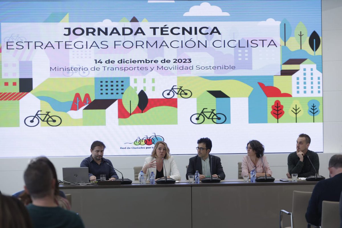 RedCiudadesBici's tweet photo. 1a mesa redonda: se comparten elementos de estandarización de la formación ciclista, destacan: metodología #1bici+, coordinación ecosistema y puntos comunes.

Participan Maria José Aparicio (@DGTes ), Toño Pérez (@transportesgob), Belén Calahorro y Javier Cañada (@bici_una) https://t.co/irERsmlyFb