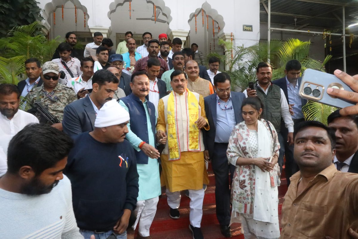 मुख्यमंत्री निवास विंध्यकोठी भोपाल में माननीय मुख्यमंत्री डॉ. मोहन यादव को आज उज्जैन, इंदौर, भोपाल सहित प्रदेश के विभिन्न जिलों से आए कार्यकर्ताओं और जनसामान्य ने पुष्पगुच्छ भेंट कर उन्हें बधाई और शुभकामनाएं दीं।  

मुख्यमंत्री डॉ. यादव ने विनम्रतापूर्वक सभी का अभिवादन स्वीकार कर