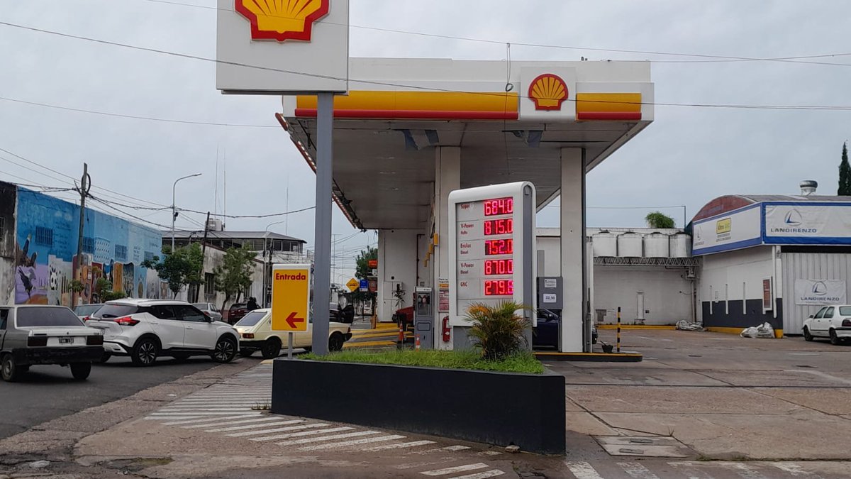 #AHORA  el móvil d🚘d <a href="/ciudadana897/">Radio Ciudadana</a> con
<a href="/FedeGularte/">Federico Gularte</a> en el centro d la ciudad para conocer los precios actuales d los combustibles en la ciudad, las naftas especiales a 800pesos=1dólar x lo q terminó la especulación, el desabastecimiento y las largas filas d autos <a href="/LauraTerenzano/">Laura Terenzano 💚</a>