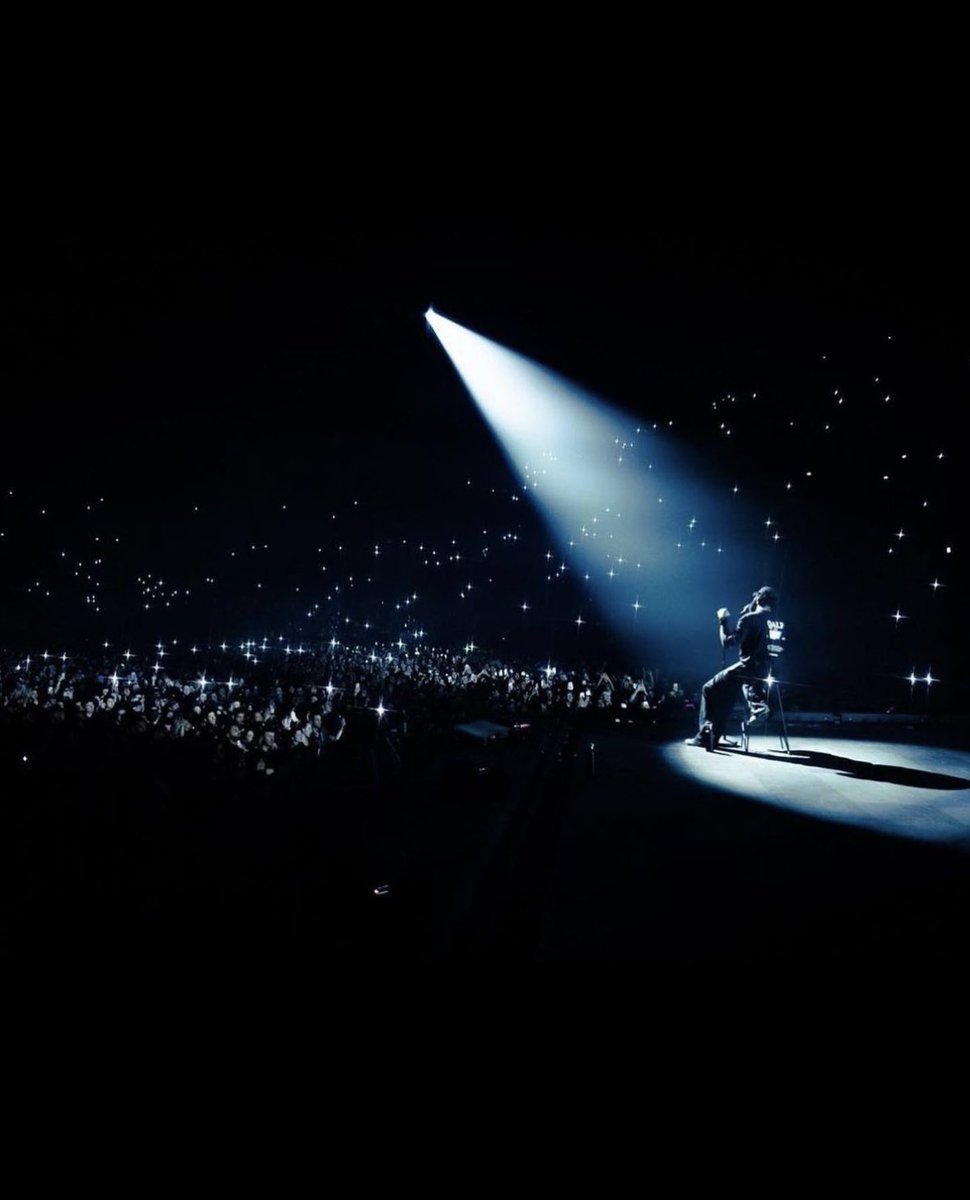 🎈Il y a 1 an jour pour jour, DAMSO performait devant un Accor Arena plein à craquer ! ✨

4 BERCY remplis 4 jours de suite, stratosphérique.. 🖖🏾